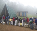 Porteurs - Machame Gate 1800 m d'altitude - Ascension du Kilimandjaro - Tanzanie