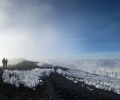 Arrivée au sommet du Kilimandjaro - Entre Stella Point ( 5745 m ) et Uhuru Peak ( 5896 m ) - Tanzanie